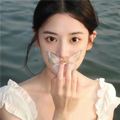 院子里的女人